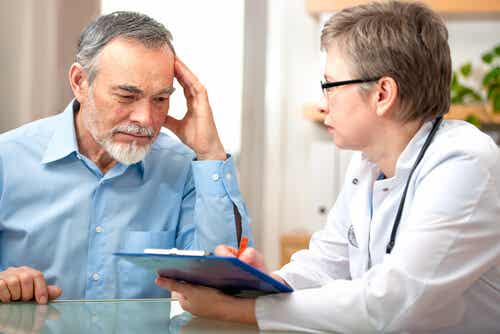 Hombre consultando con su medico sus olvidos