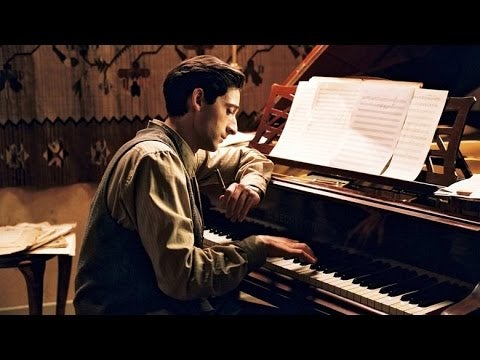 Hombre tocando el piano