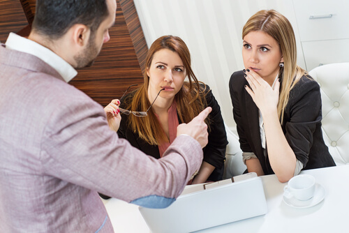 entorno laboral representado violencia pasiva