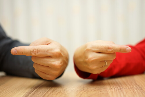 Manos con un dedo señalando