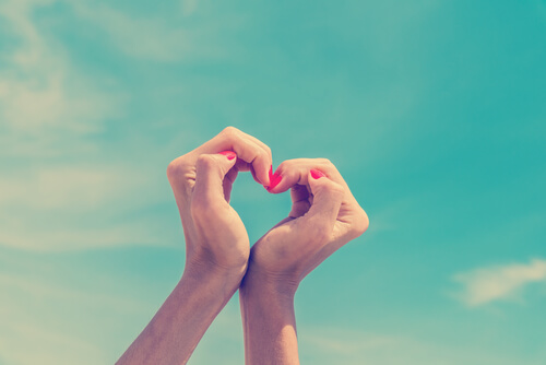 Manos haciendo un corazón
