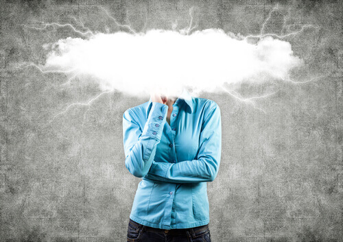 Mujer con una nube en la cabeza