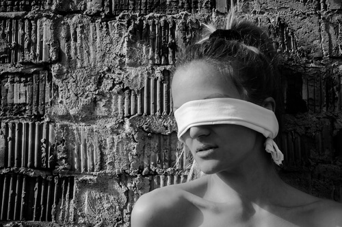 Mujer con una venda en los ojos