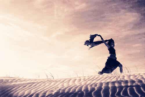 Mujer corriendo por el desierto