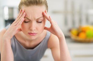 Mujer estresada con las manos en la cabeza