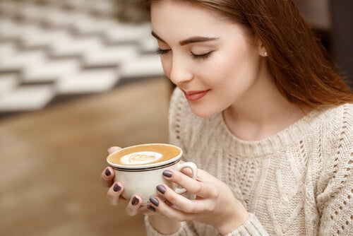 Mujer oliendo café