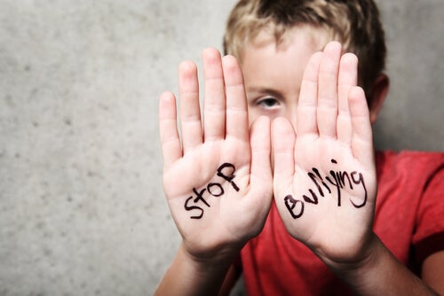 Niño con un mensaje de stop bullying en sus manos