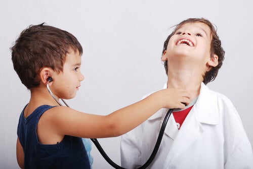 Niños jugando a los médicos