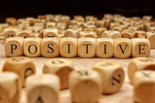 Palabra positivo en unos dados