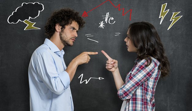 Pareja discutiendo de pie