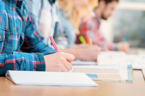 Personas haciendo un examen