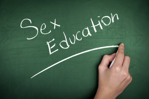Pizarra con las palabras educación sexual
