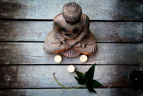 Buda con velas, simbolizando ayuno voluntario