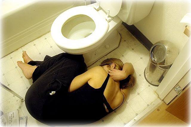 Chica en el suelo con anorexia