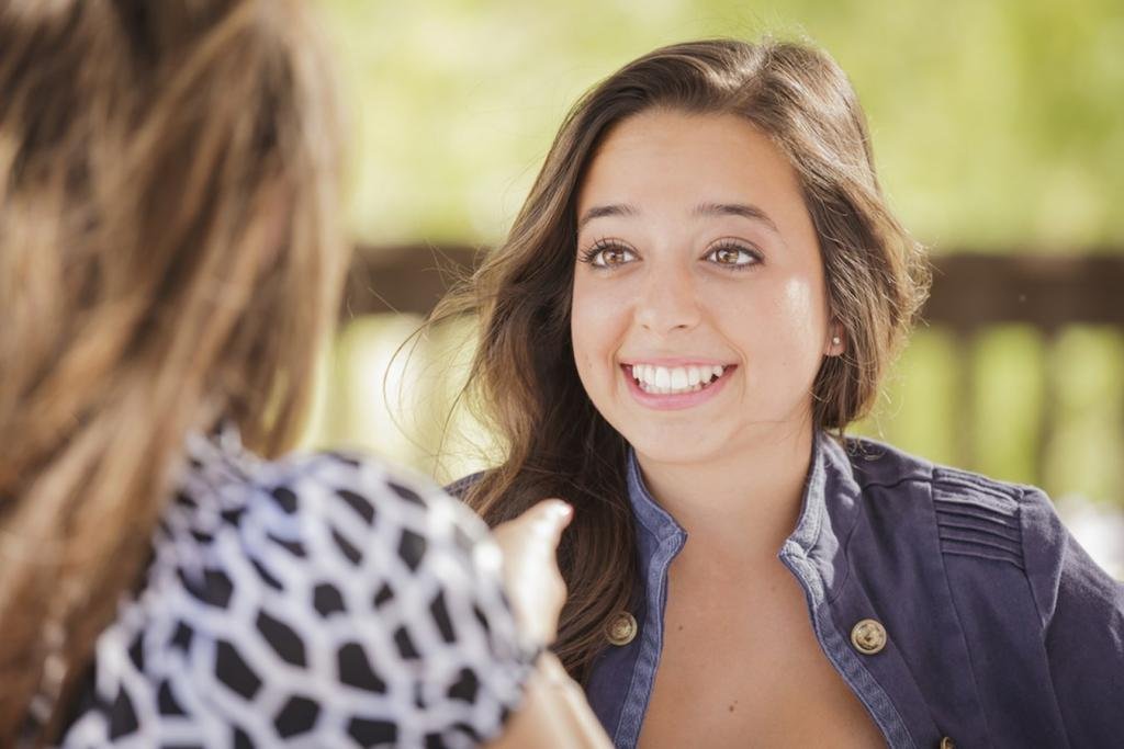 Chica feliz hablando con una amiga