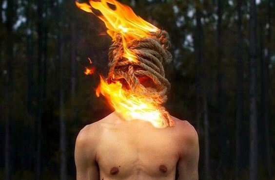 Hombre con fuego en la cabeza