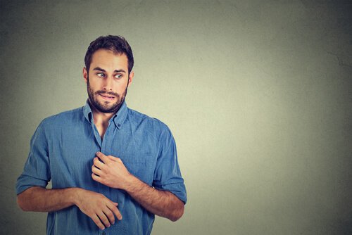 Hombre nervioso tras decir una mentira