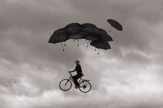 hombre volando en bici