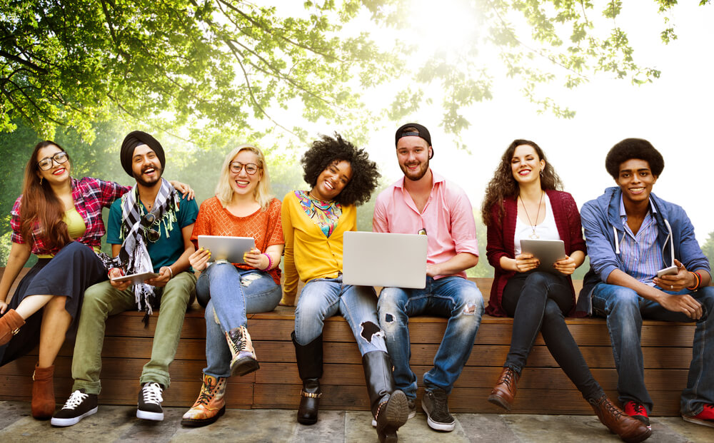 Jóvenes de diferente raza unidos