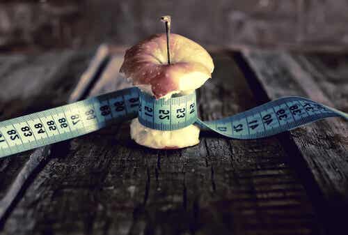 Manzana con metro alrededor representando anorexia
