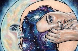 mujer al lado de una media luna