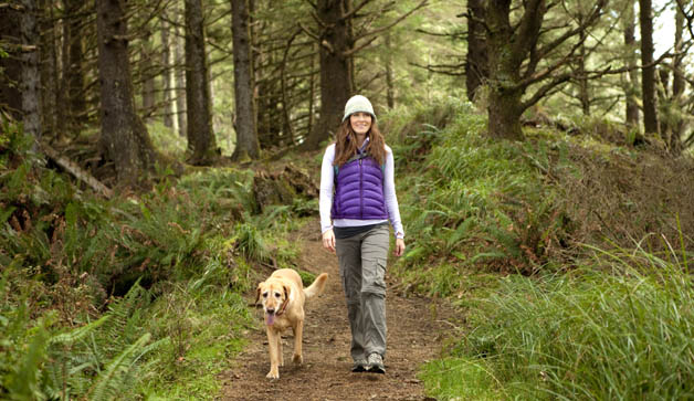 mujer caminando con perro