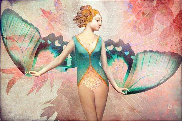 Mujer feliz con alas