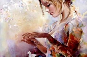 Mujer con pajaritas de papel en un proceso creativo