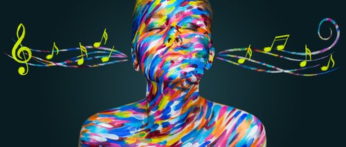 Mujer con sinestesia escuchando música