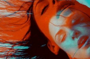 mujer en caos