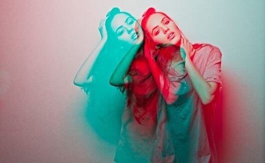 mujer en rojo y vere