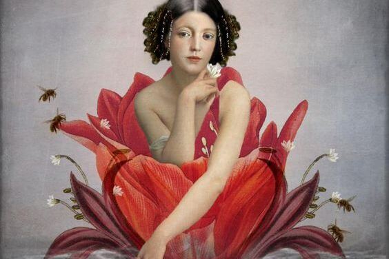 mujer en el interior de una flor