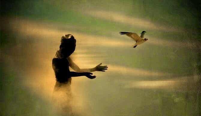 mujer lanzando pájaro