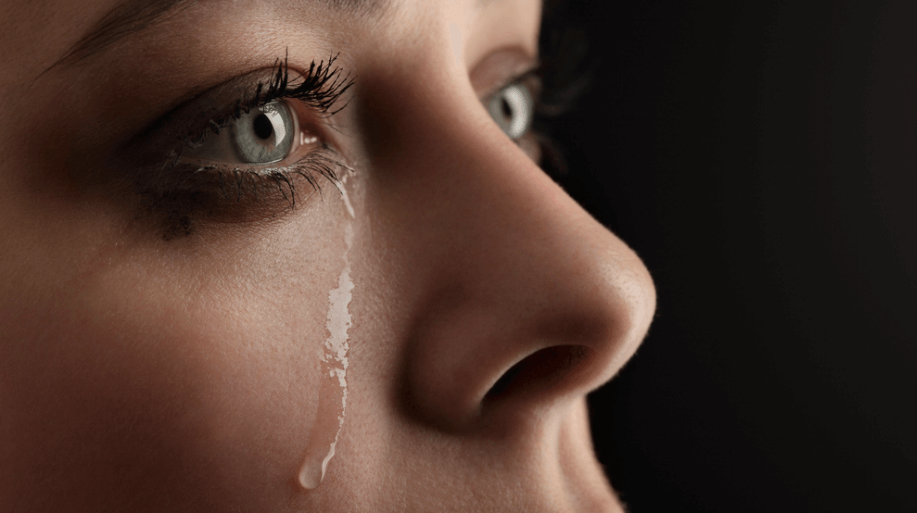 gråtende kvinne som symboliserer når en eks gjenskaper livet sitt