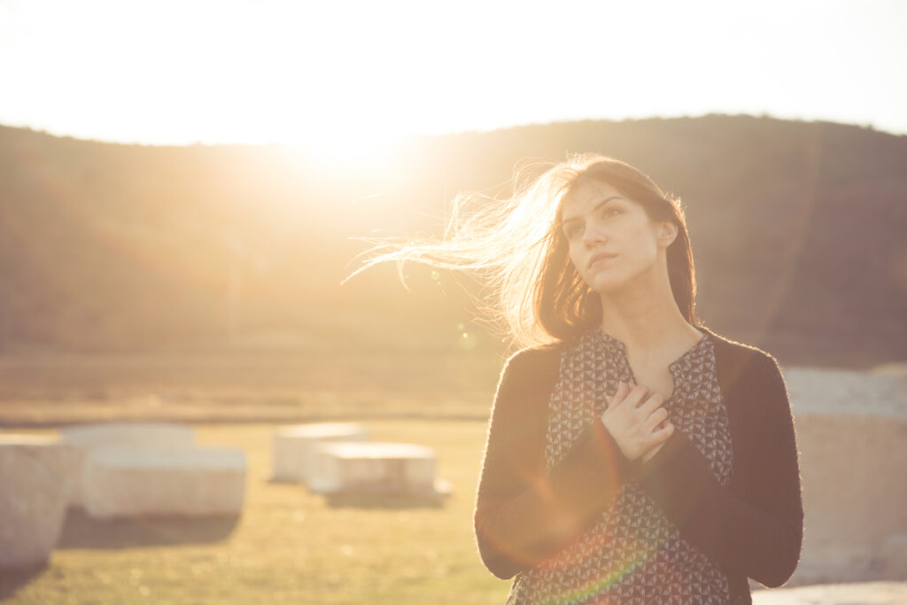Vrouw met haar handen voor haar borst
