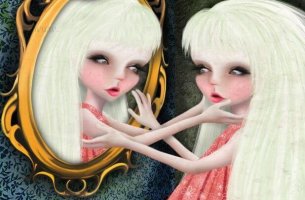 Mujer narcisista mirándose al espejo