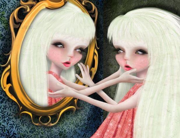Mujer narcisista mirándose al espejo