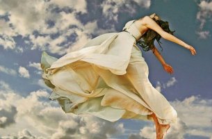 mujer que alza el vuelo