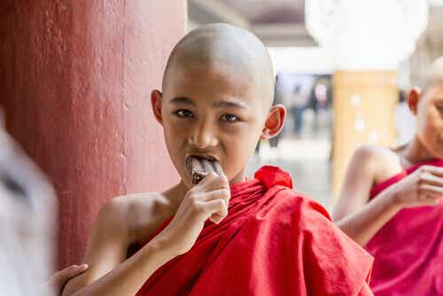 Garçon bouddhiste mangeant de la glace au chocolat