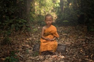 Niño budista meditando y representando el ego