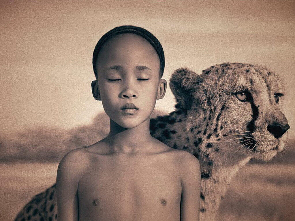 Niño frágil con tigre