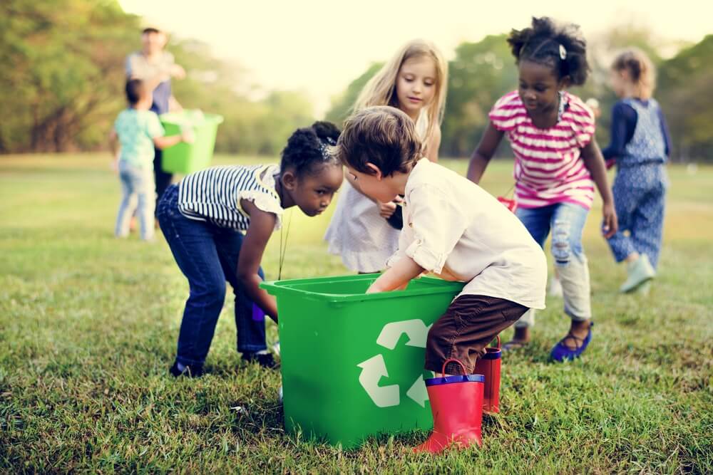 Niños de diferentes razas trabajando juntos