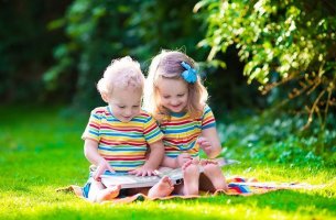 Niños leyendo un libro desarrollo