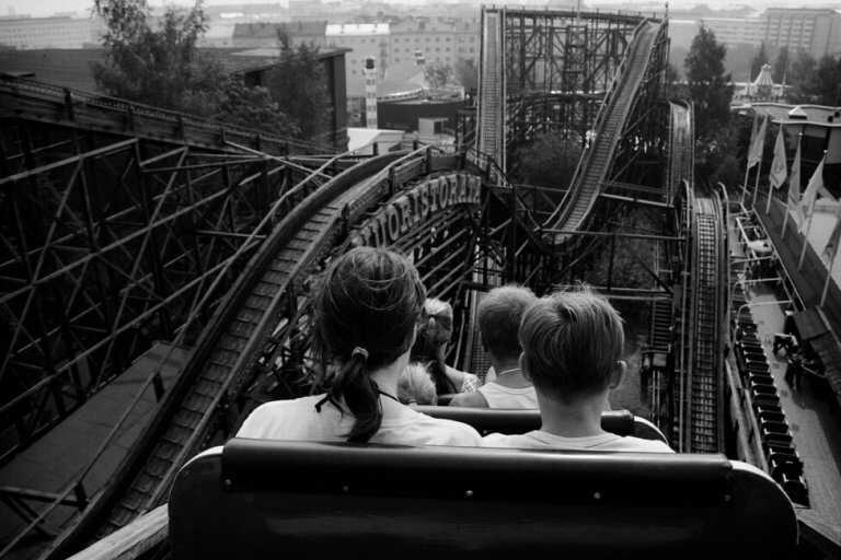 Niños en una montaña rusa