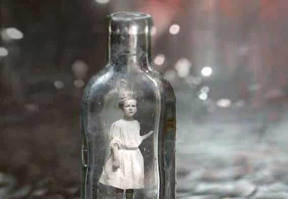 niña en una botella