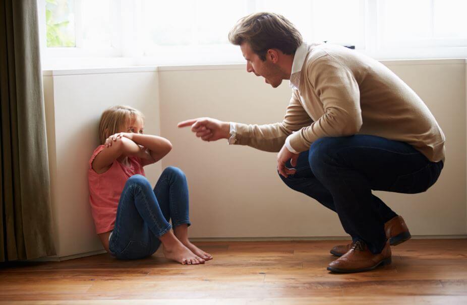 Padre riñendo a su hija por su tartamudez