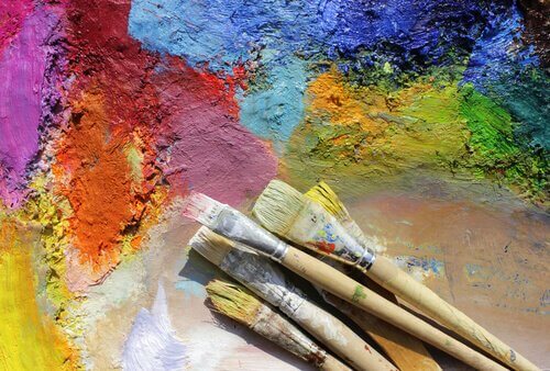 Pinceles con colores