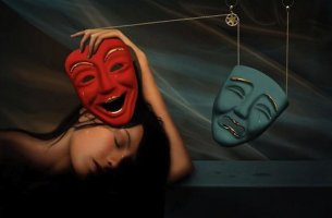 mujer sujetando máscara roja