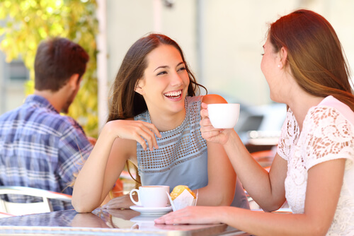 Amigas hablando tomando café