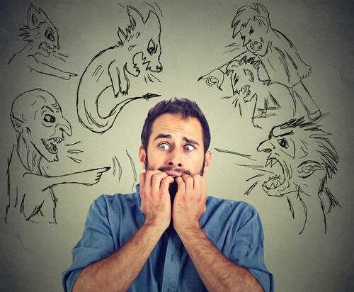 Hombre teniendo alucinaciones